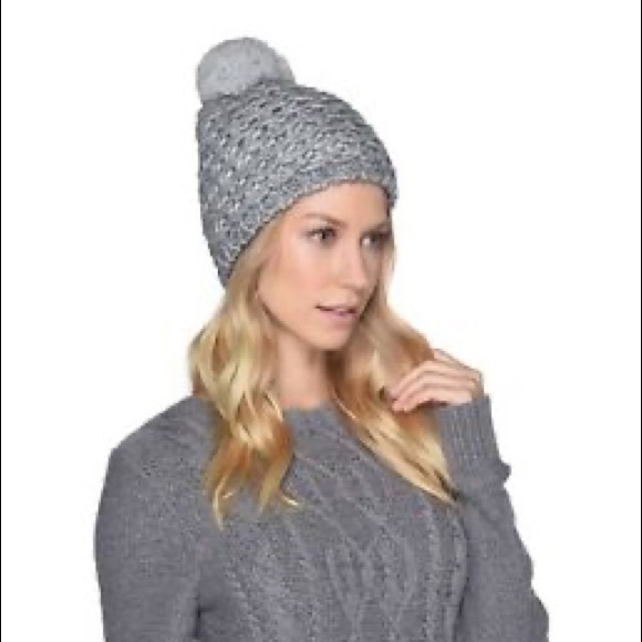 [UGG] Basic Gray Cable Knit Logo Beanie Hat - Picture 3 of 3